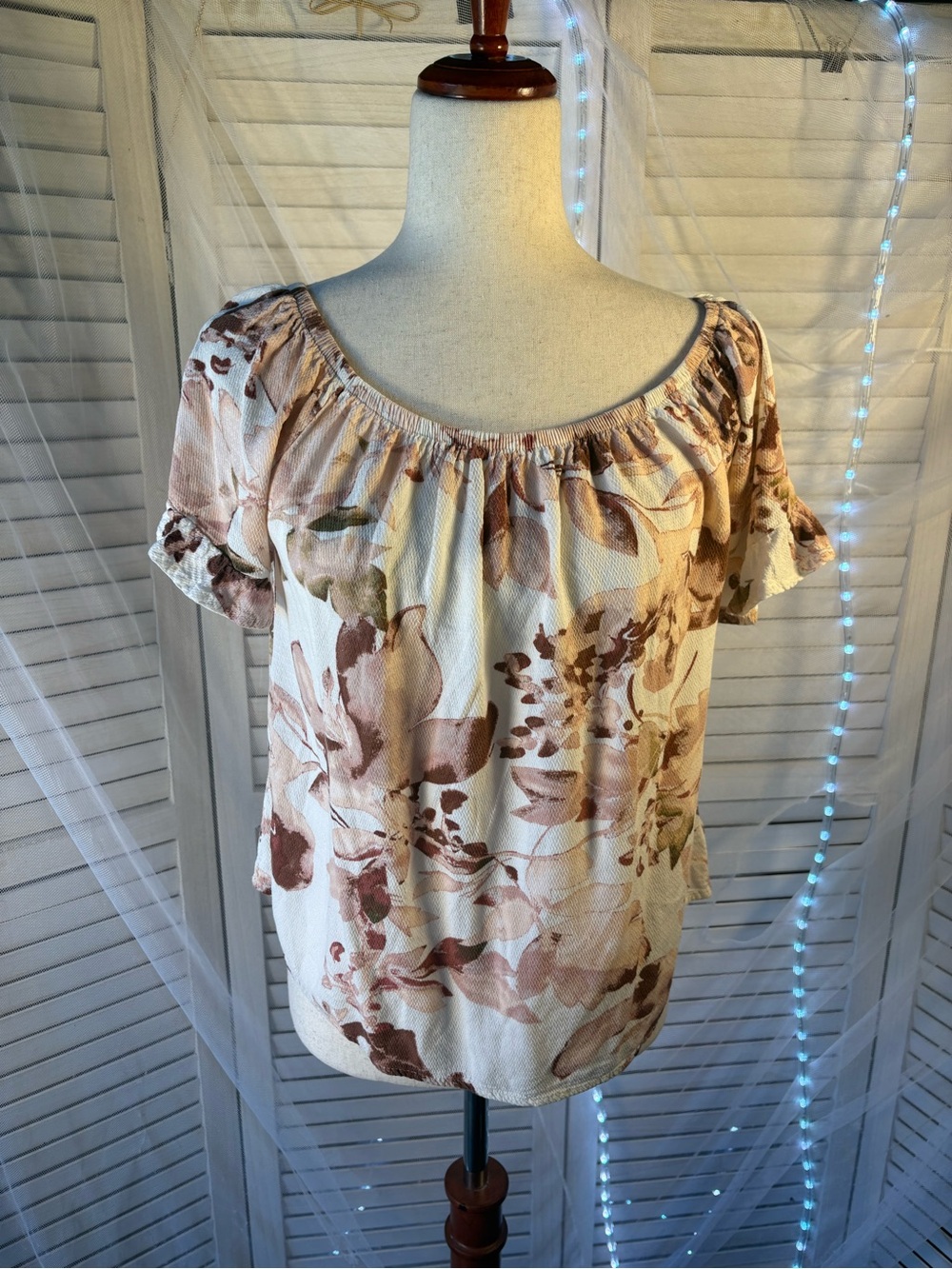 Knox Rose Floral Off-Shoulder Blouse in Cream and Brown